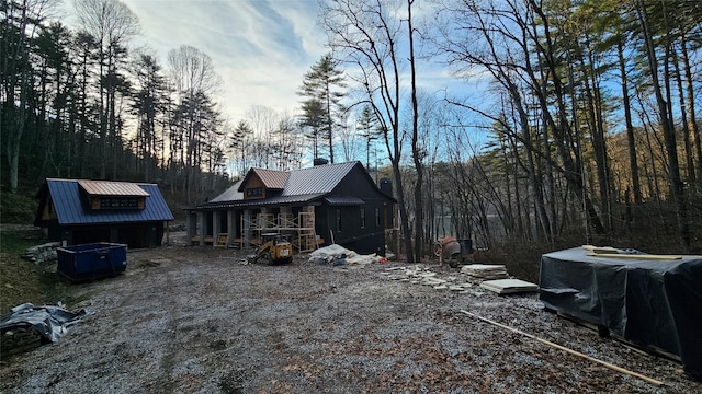 view of yard with an outdoor structure