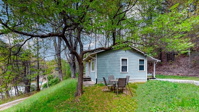 back of house featuring a yard