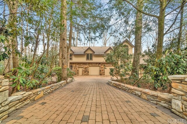 view of front facade with a garage