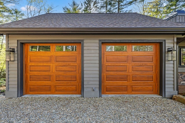 garage featuring gravel driveway