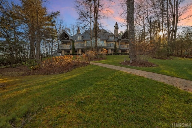 view of front of house featuring a yard