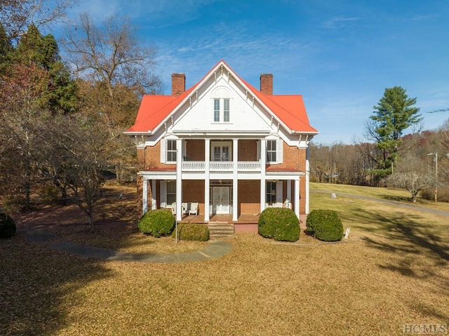 view of front of home featuring a porch and a front lawn