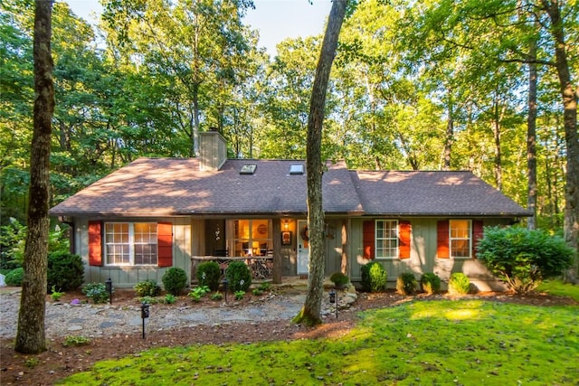 ranch-style home featuring a front lawn and covered porch