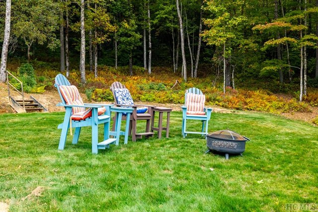 view of yard featuring an outdoor fire pit