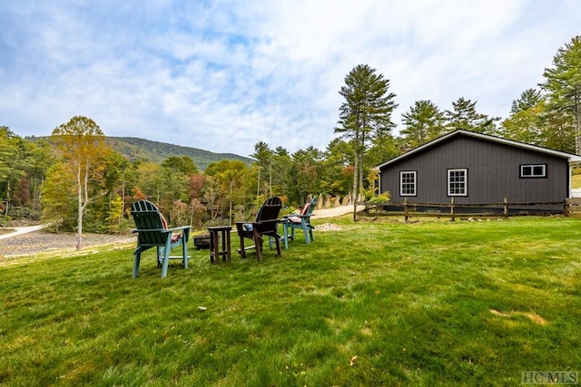 view of yard featuring a mountain view