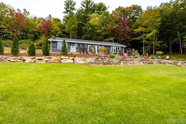 view of front facade featuring a front lawn