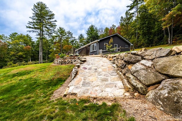 view of front of property featuring a front yard