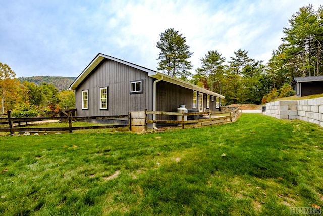 back of house featuring an outdoor structure