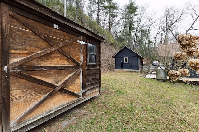 view of yard with an outdoor structure