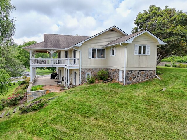 70 Fairway Ln, Sky Valley, GA 30537 - back of property featuring a yard and a shingled roof