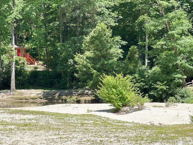 view of yard featuring a water view