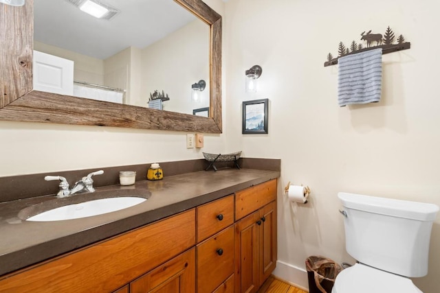 bathroom with a shower with shower curtain, toilet, vanity, and baseboards