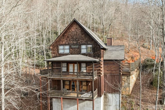 view of front of property featuring a wooden deck and a balcony