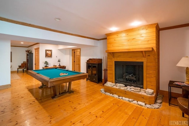 rec room featuring crown molding, pool table, and hardwood / wood-style floors