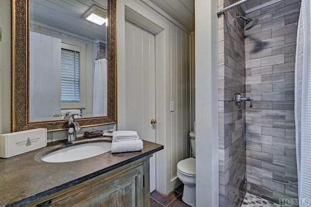 bathroom with toilet, vanity, and curtained shower