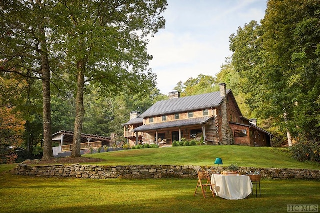 back of house featuring a lawn