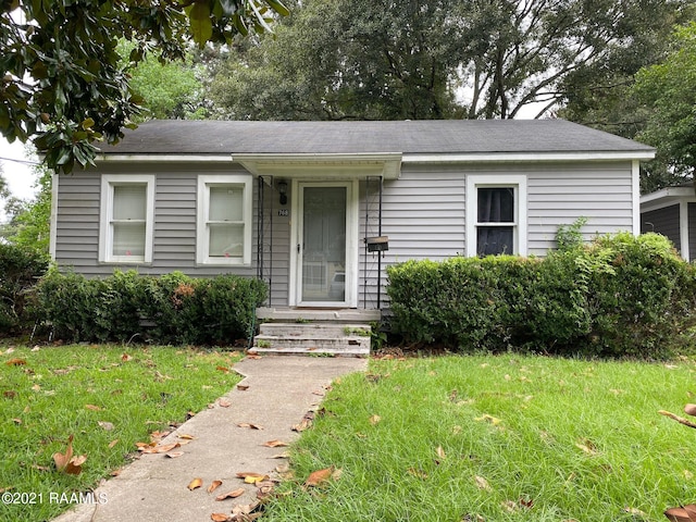 view of front of property featuring a front yard