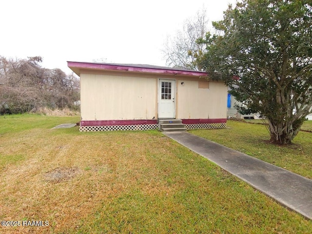 view of front facade with entry steps and a front lawn