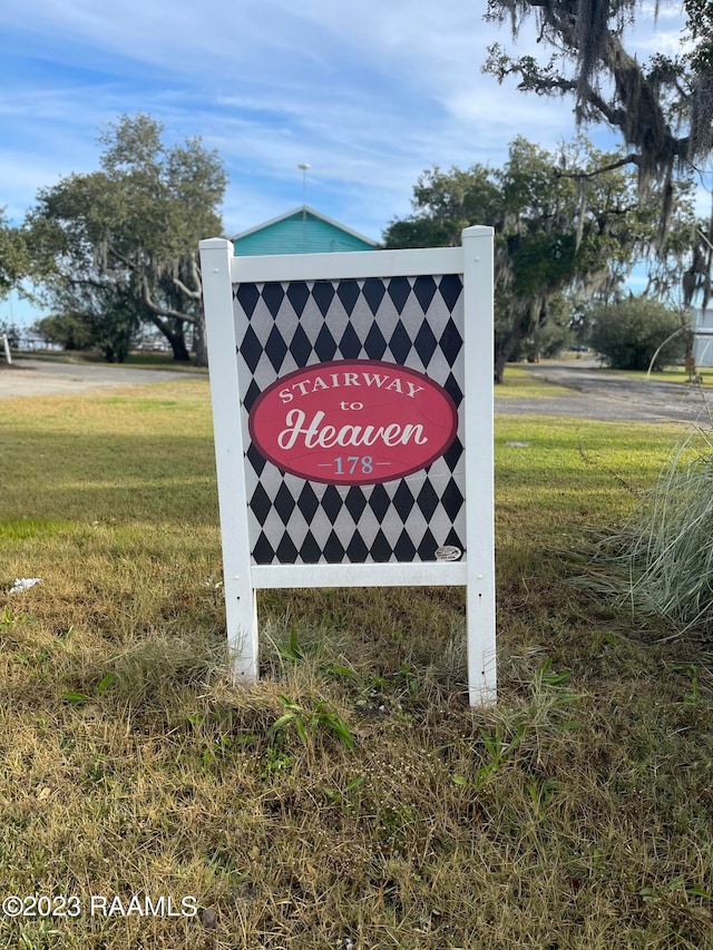 view of community / neighborhood sign