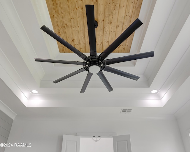 room details with crown molding and a tray ceiling