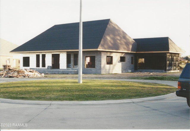 exterior space featuring a front lawn