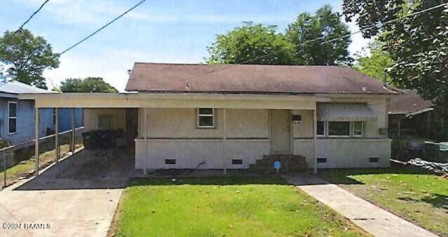 bungalow featuring a front lawn