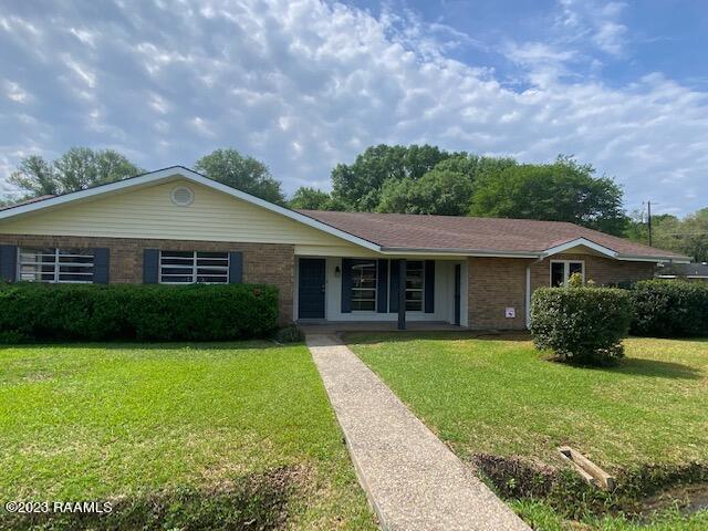 single story home with a front lawn