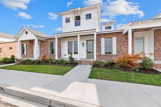 view of front of house with a front lawn