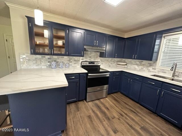 kitchen featuring sink, kitchen peninsula, pendant lighting, stainless steel range with electric stovetop, and a breakfast bar