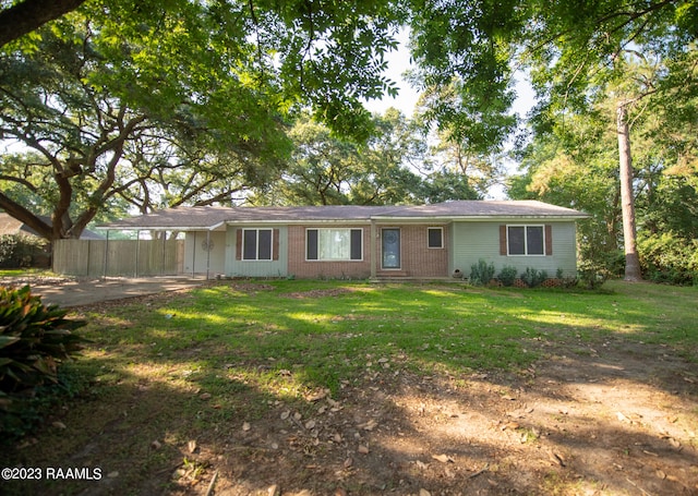 view of front of home featuring a front lawn