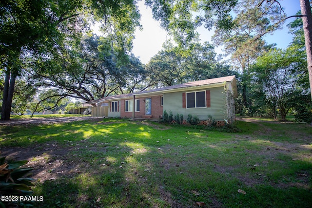 single story home featuring a front lawn