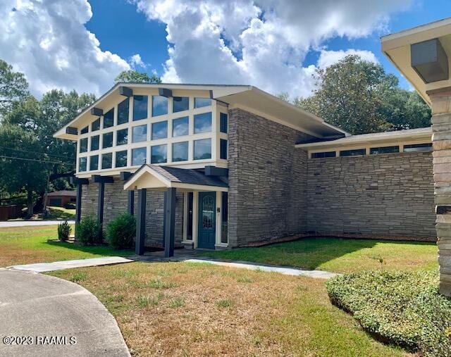 view of front of home featuring a front yard