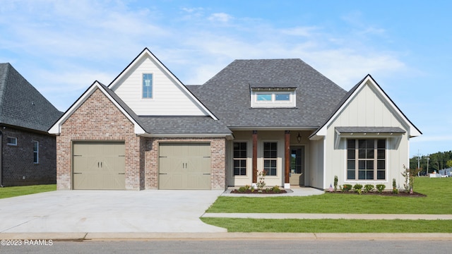 view of front of house featuring a front lawn