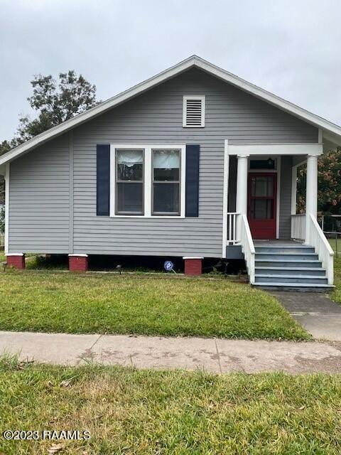 view of front facade featuring a front yard and a porch