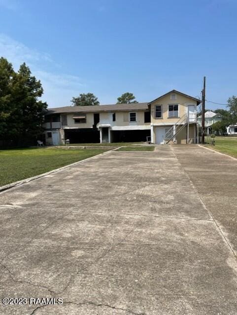 view of front of home featuring a front yard