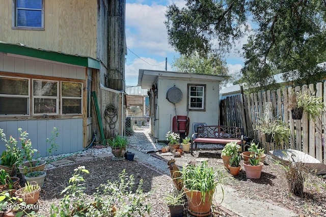 view of yard featuring an outdoor structure