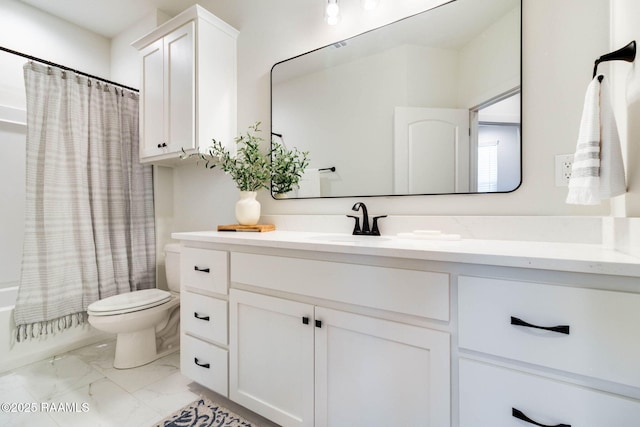 full bathroom featuring shower / tub combo with curtain, vanity, and toilet