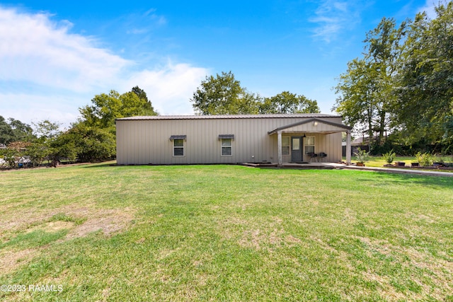 back of house featuring a lawn