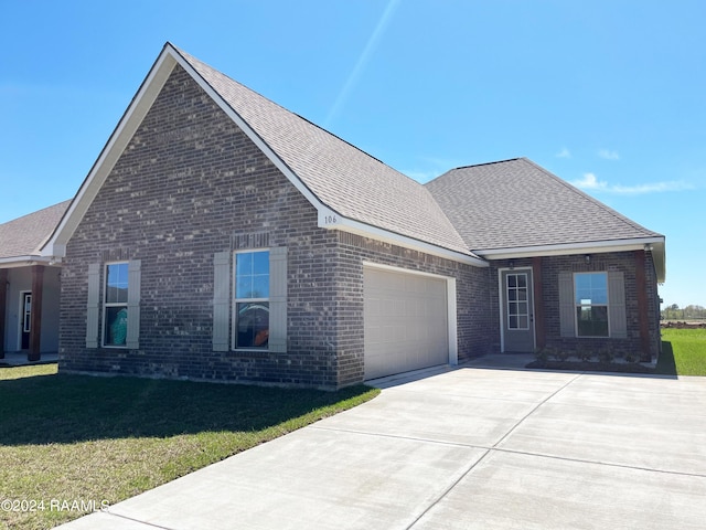 view of front facade featuring a front lawn and a garage