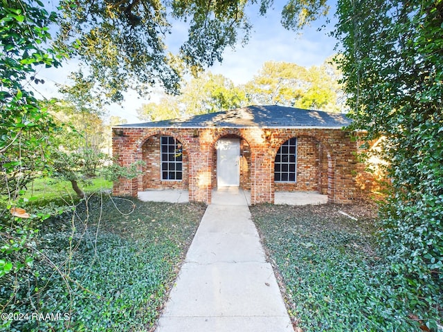 view of front of home featuring a front yard