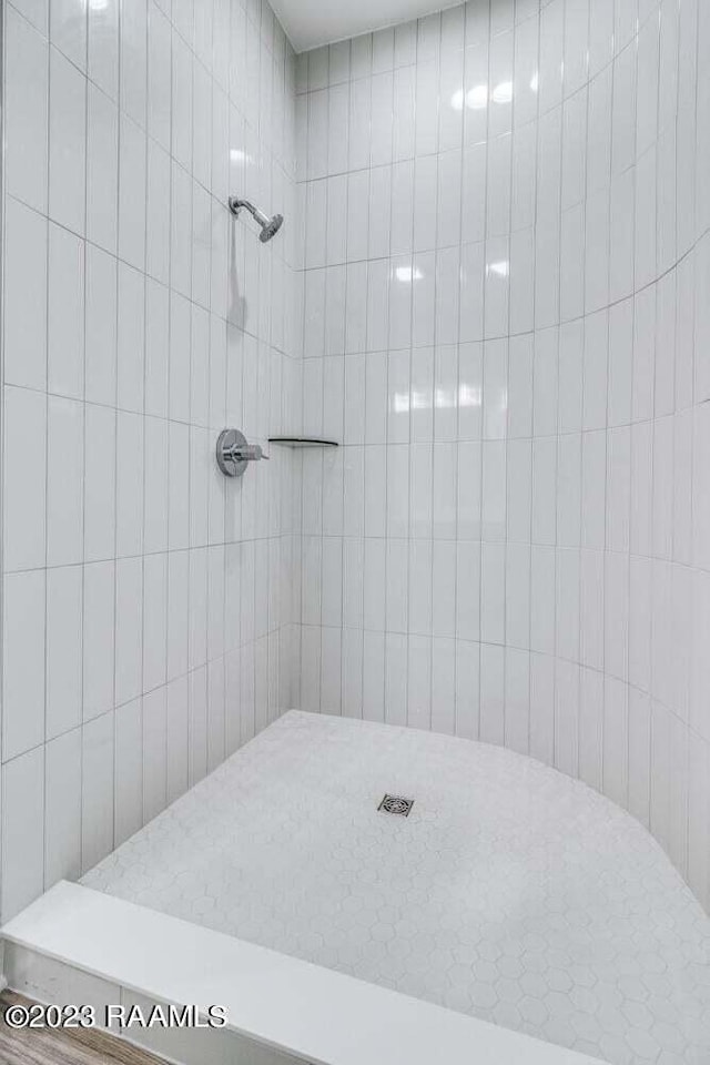 bathroom featuring tiled shower