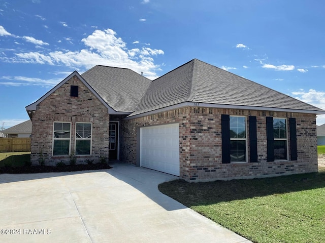 view of front of house featuring a front lawn and a garage