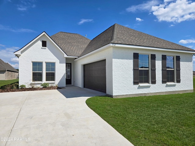 view of front of property featuring a front yard and a garage