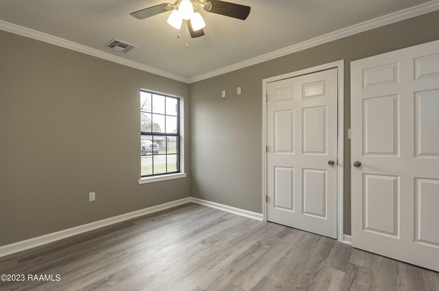 unfurnished bedroom with light wood-type flooring, ceiling fan, and ornamental molding