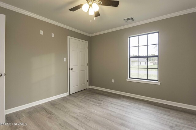 empty room with crown molding, light hardwood / wood-style flooring, and ceiling fan