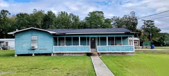 view of front of property featuring a front yard