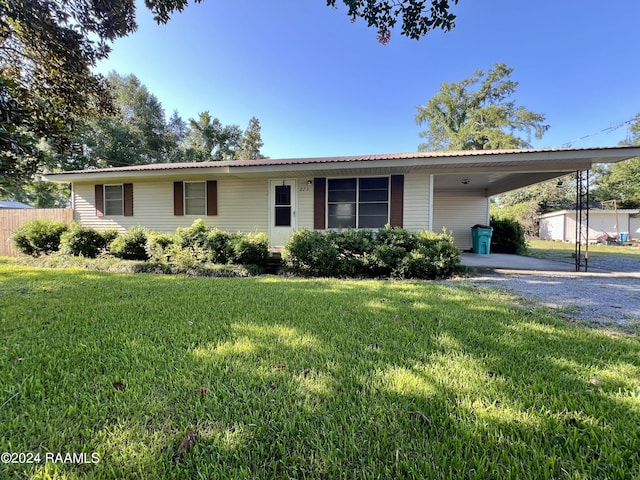 view of front of property featuring a front yard and a carport