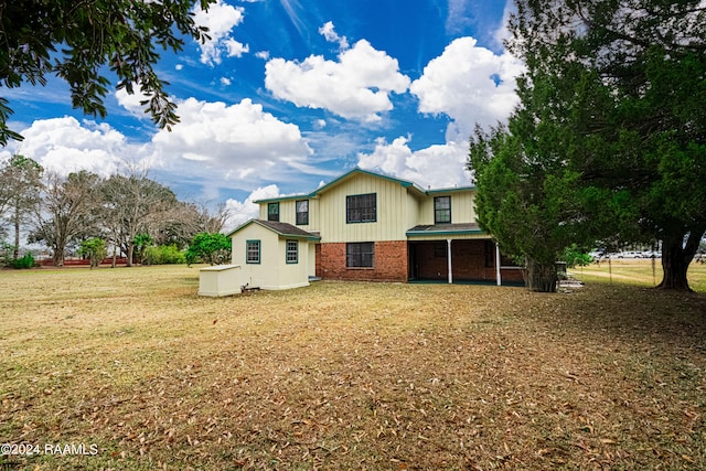 view of front of house featuring a front yard