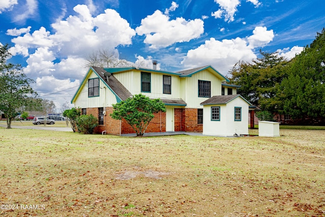 view of front of house featuring a front lawn