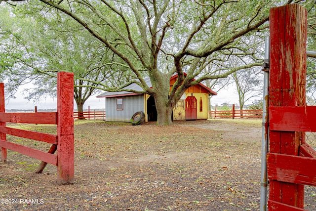 view of yard with an outdoor structure